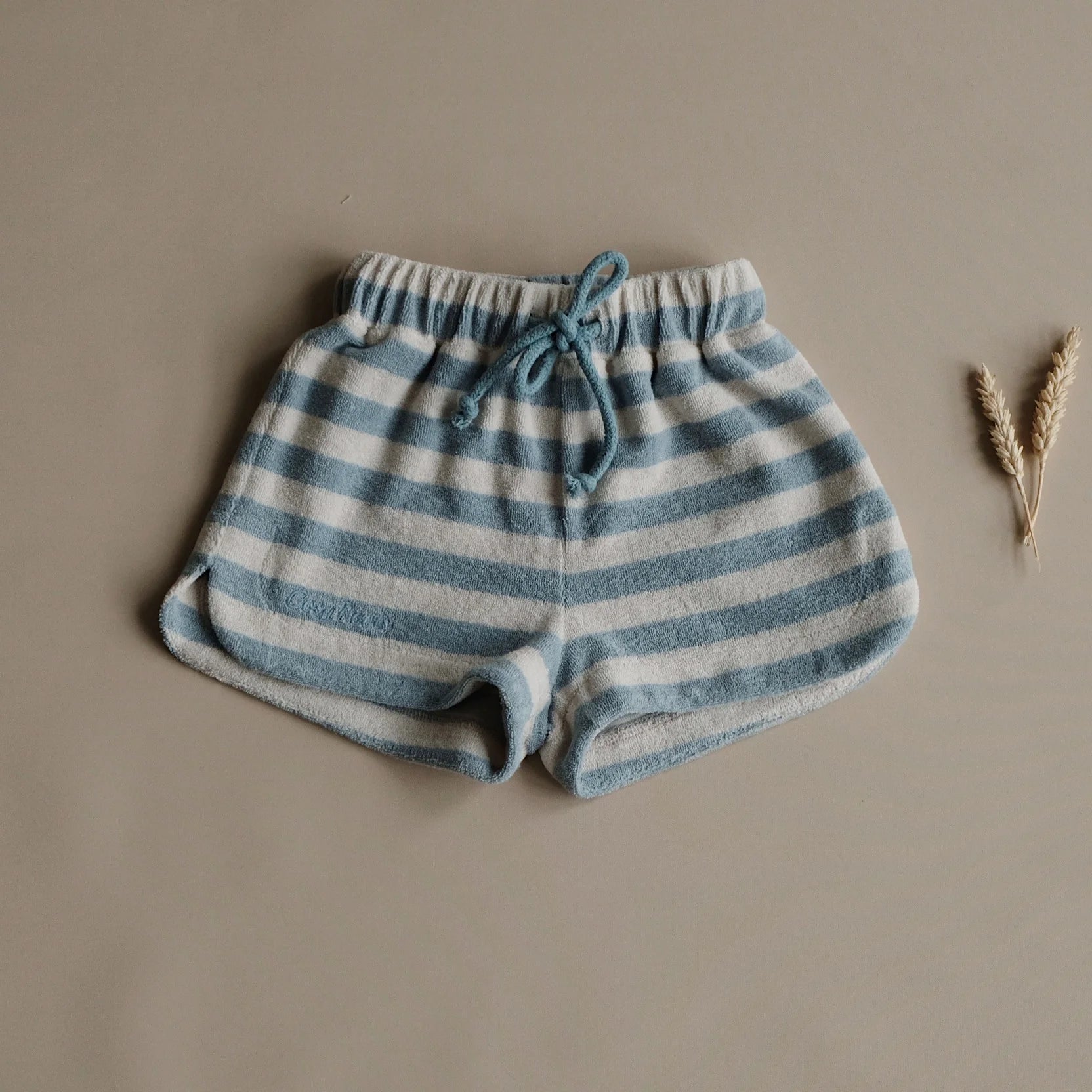 Cosy Roots - Kinder Shorts „Terry“ blau-weiß gestreift