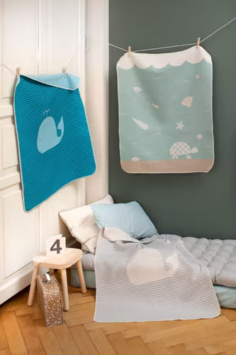 David Fussenegger - Gestreifte Babydecke Wal Grau
