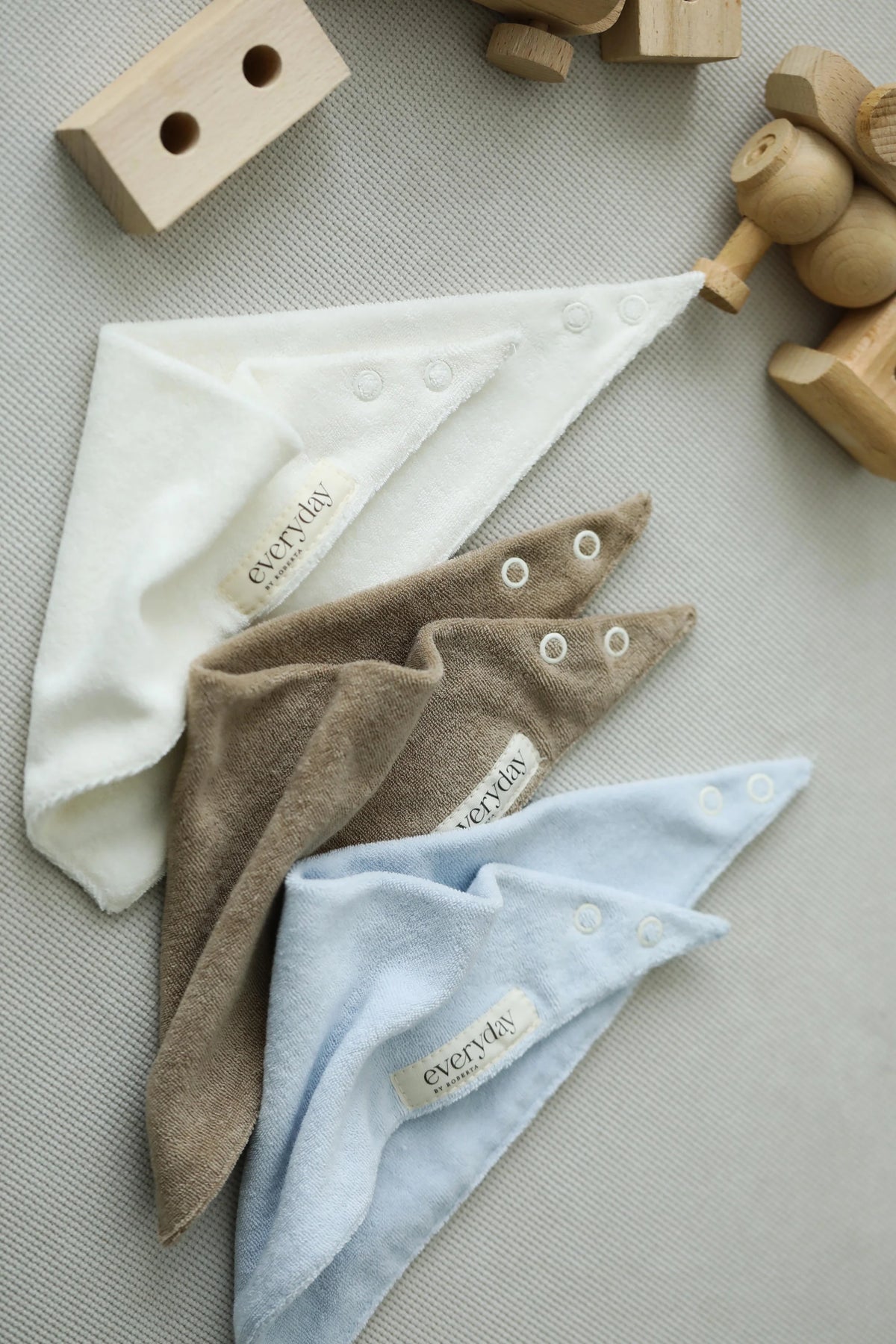 EverydaybyRoberta - Bandana Lätzchen braun / weiss / skyblau Baumwolle (Bio)