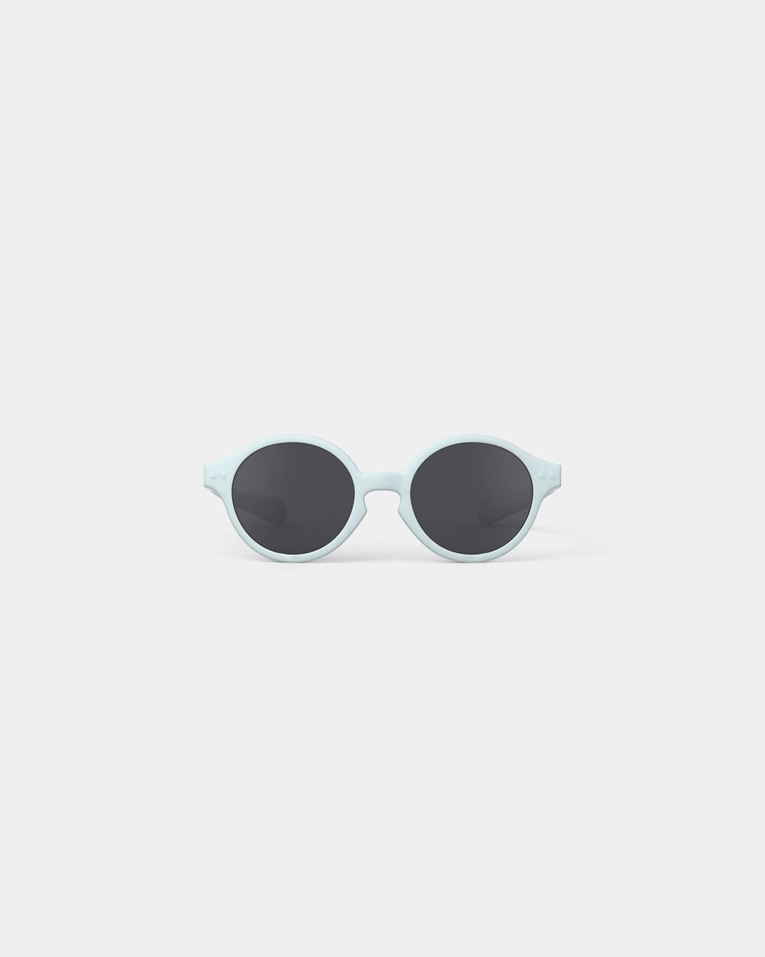 Diese süße Sonnenbrille für Mädchen von Izipizi wurde für alle Aktivitäten und Ausflüge bei sonnigem Wetter, im Sommer wie auch im Winter entwickelt. Sie schützt optimal mit einem 100% UV-Schutz der Kategorie 3, ohne einen unangenehmen Druck auf die Nase oder Ohren auszuüben.