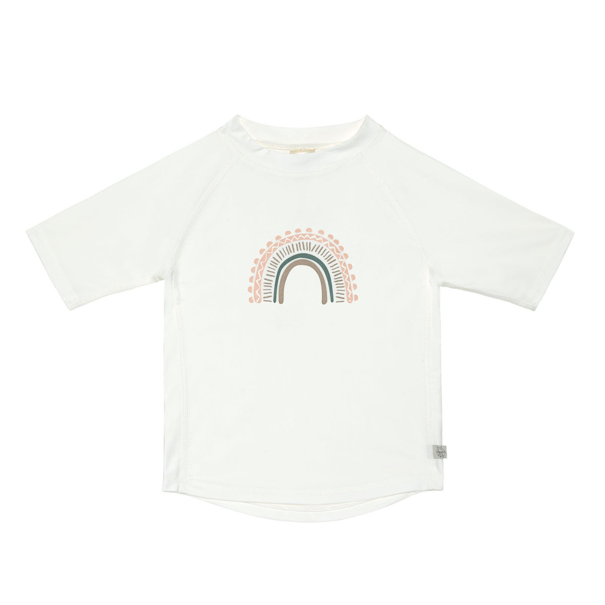 Das weiße, kurzärmelige Kinder UV Shirt mit UV-Schutz 60 kommt mit einem Regenbogen und extra weichem Stoff. Das atmungsaktive und schnelltrocknende Material sorgt für eine angenehme Passform und Badespaß.