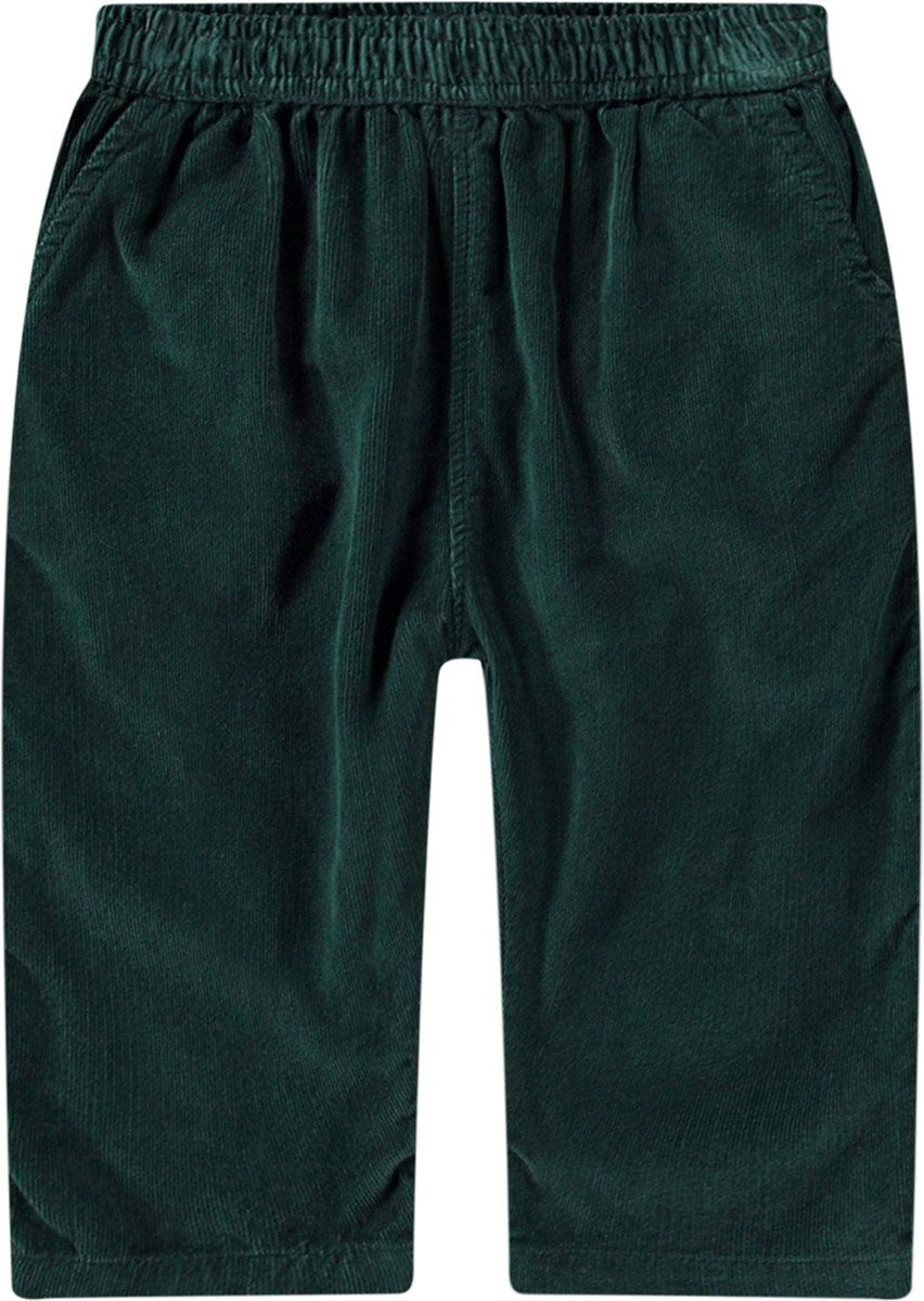 Weiche dunkelgrüne Hosen aus Öko-Baumwolle für die Kleinen. Die Hosen haben eine lockere Passform, Vorder- und Gesäßtaschen sowie einen elastischen Bund, sodass sie leicht an- und auszuziehen sind. Hergestellt aus weichem geripptem Babycord.