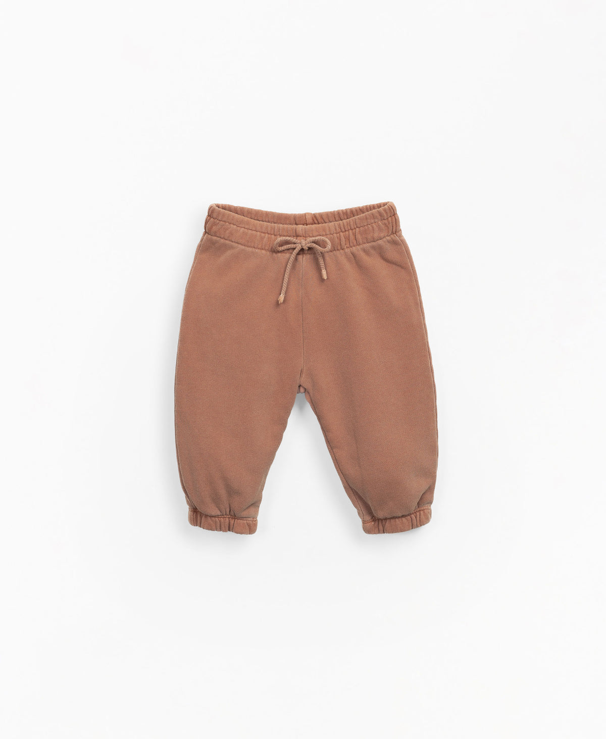 Diese Jersey-Stichhose besteht aus einer Mischung aus Bio-Baumwolle und Baumwolle in der Farbe Lúcia. Das Modell hat eine elastische Taille und Säumen und einen dekorativen Kordelzug.