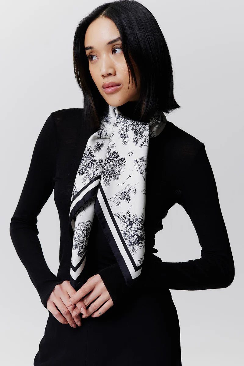 Das Seidentuch Toile Valentine ist in Zusammenarbeit mit der Designerin Bärbel Dressler entstanden und ist von dem Toile de Jouy Stil inspiriert. Das quadratische Tuch mit künstlerischem Design legt sich elegant um deinen Hals und lässt sich auf viele Arten stylen. 