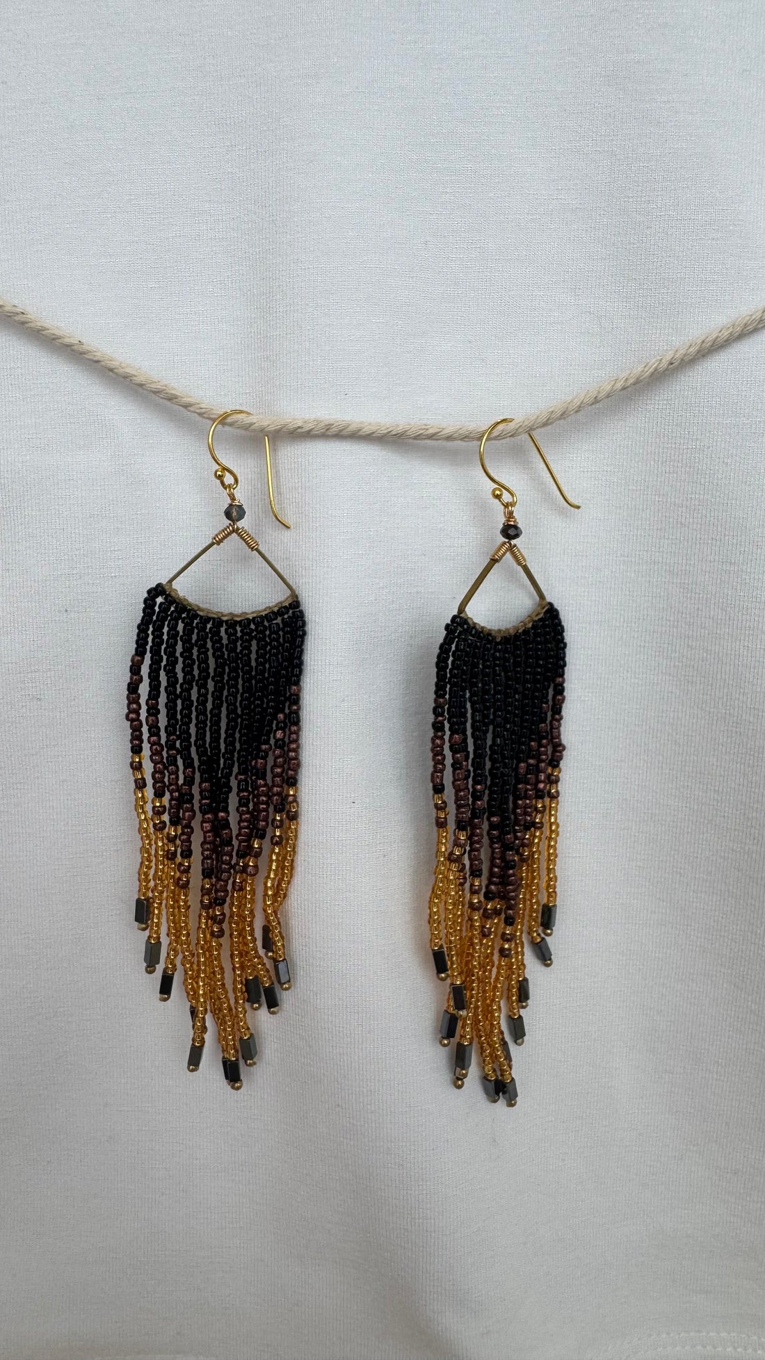 Sister Schmuck - handgefertigte lange Ohrringe schwarz-gold