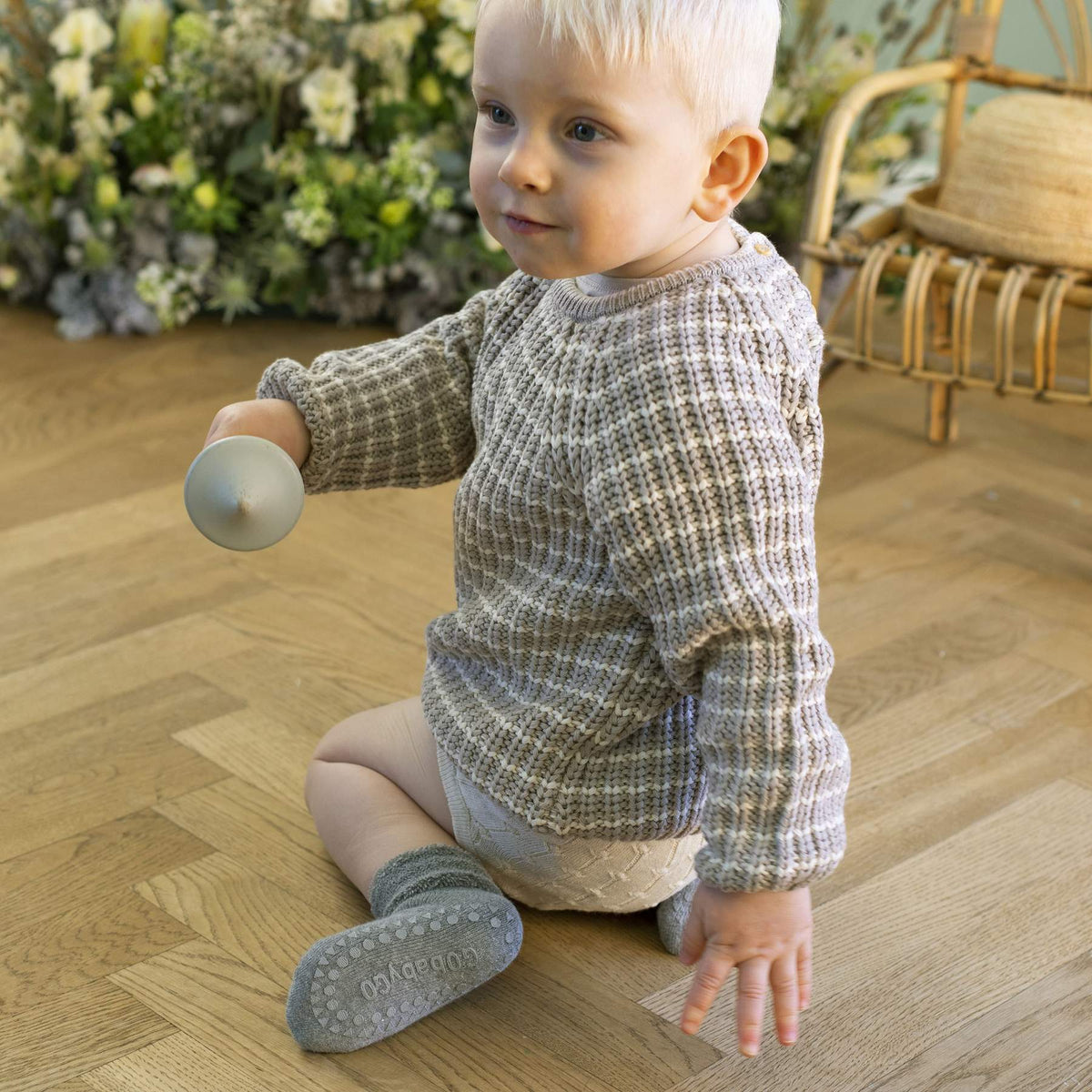 Stoppersocken hellgrau aus Baumwolle für Mädchen und Jungen, fair produziert von Go Baby go