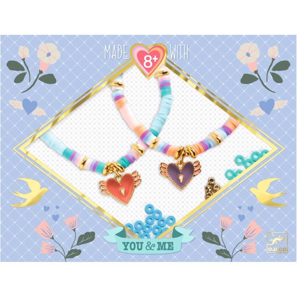 In einer hübschen, glänzenden Schachtel befindet sich eine Auswahl an einzigartigen Charms und Perlen, mit denen du zwei Armbänder liebevoll gestalten kannst. 2 kostbare Schmuckstücke zum Aufbewahren oder Verschenken in einem hübschen Organzabeutel. Und für noch mehr Erinnerungen sind zwei illustrierte Karten enthalten, auf die du süße Nachrichten schreiben