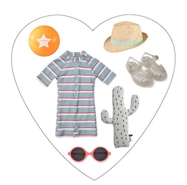 BPA Frei, Urlaub ohne Giftstoffe mit einem BPA freiem Badeanzug von Liewood, BPA freien Sandalen von Liewoof, einen´m Sonnenhut von Pure Pure, einem Kissen von OYOY und einer sonnenbrille von Kietla
