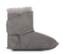 Kleine Füße lieben die EMU Australia Stiefel mit doppelseitigem Lammfell.