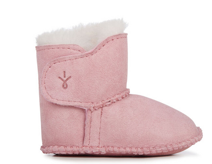 Kleine Füße lieben die EMU Australia Stiefel mit doppelseitigem Lammfell.
