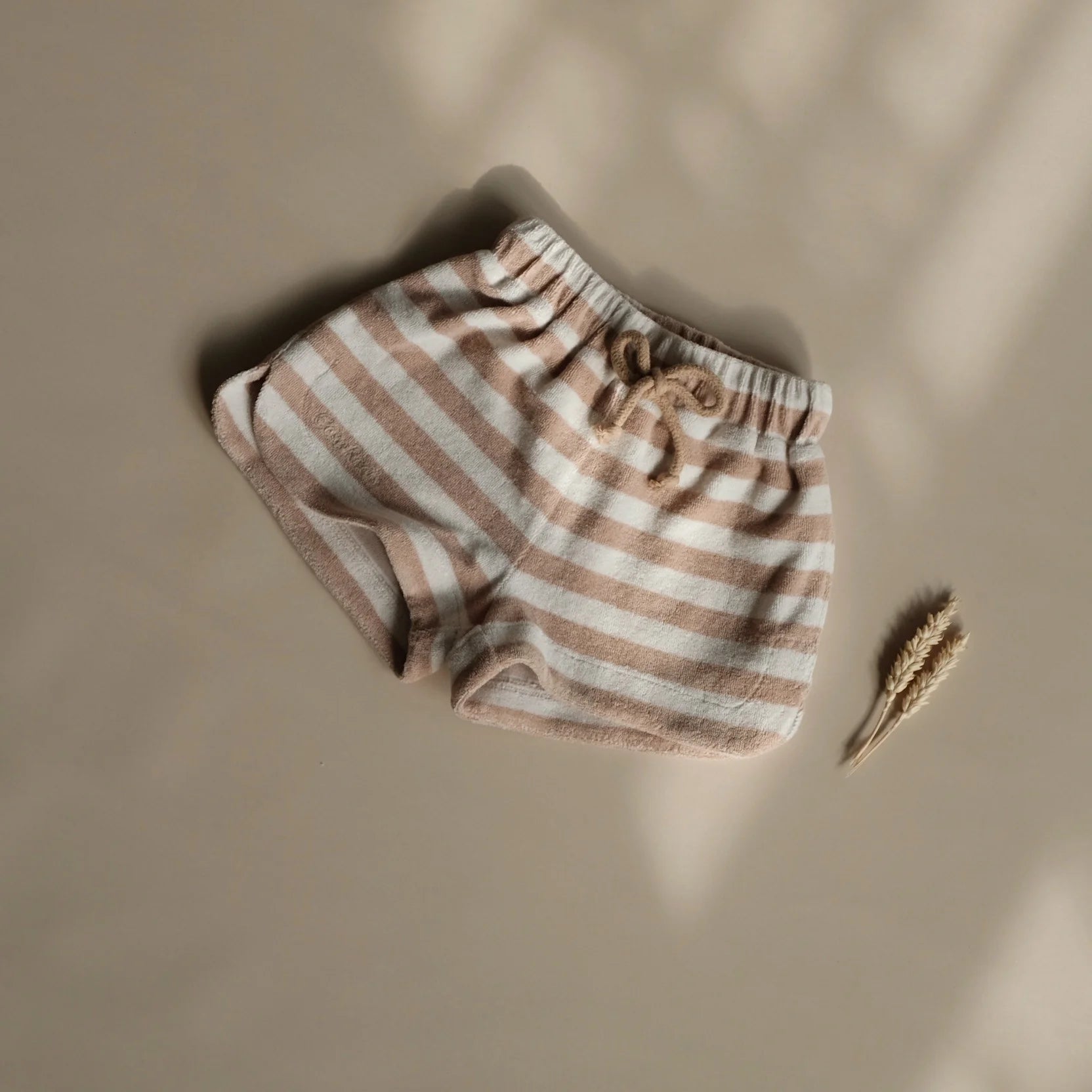 Cosy Roots - Kinder Shorts „Terry“ braun-weiß gestreift