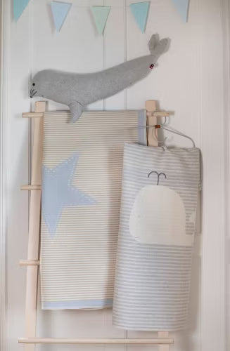 David Fussenegger - Gestreifte Babydecke Wal Grau