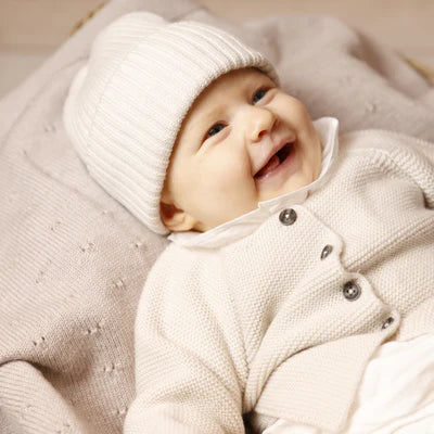 Lille Toni - Baby Mütze "Emma" beige  aus merinowolle tragend