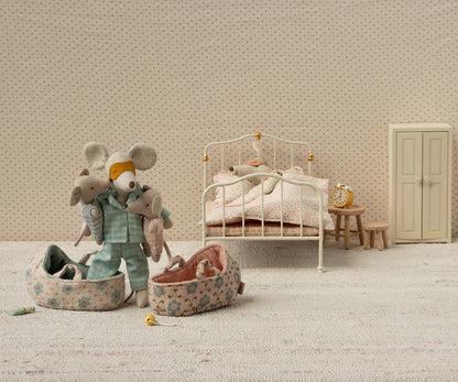 Maileg - Babymaus in der Tragentasche blau
