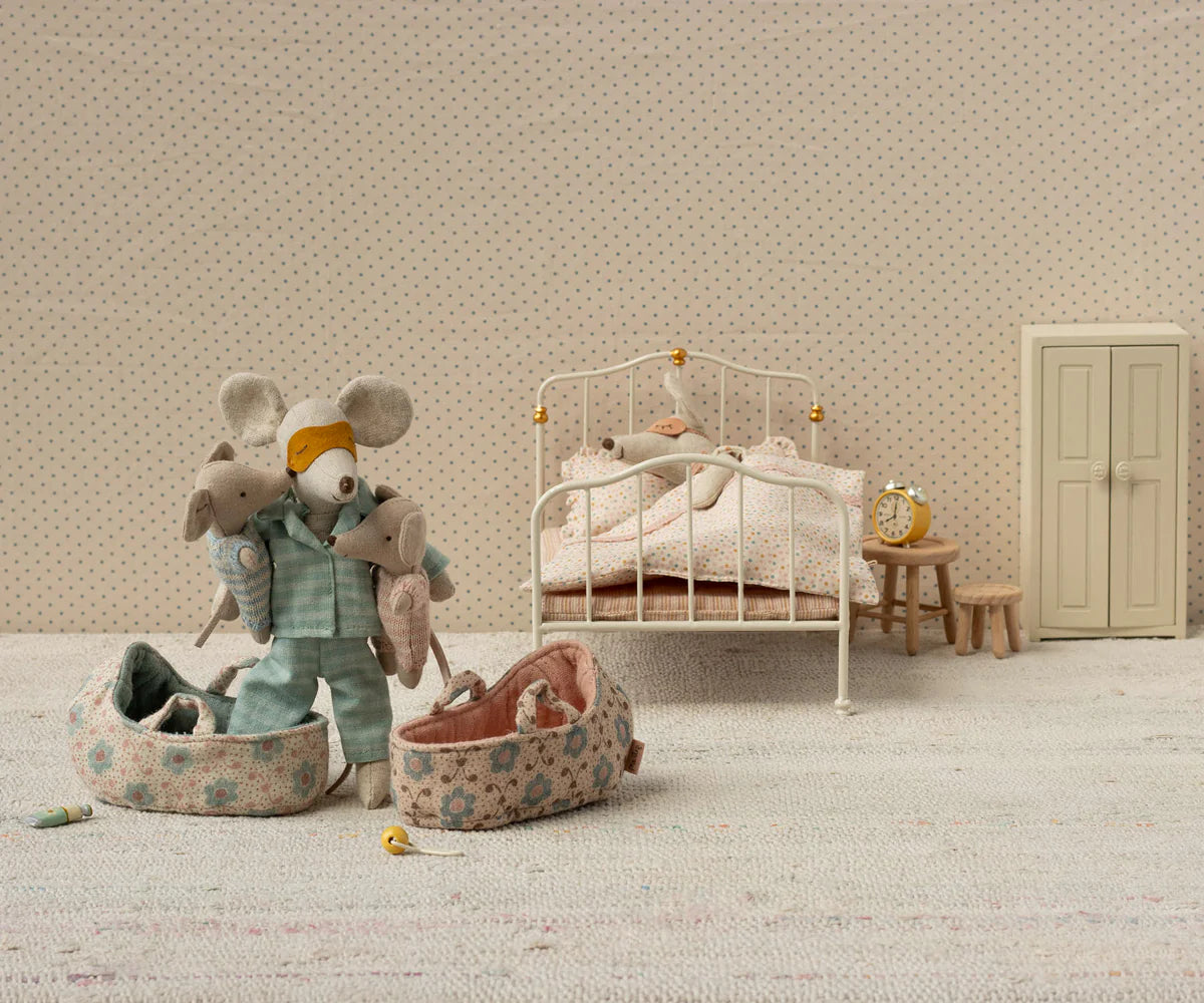 Maileg - Babymaus in der Tragentasche rosa