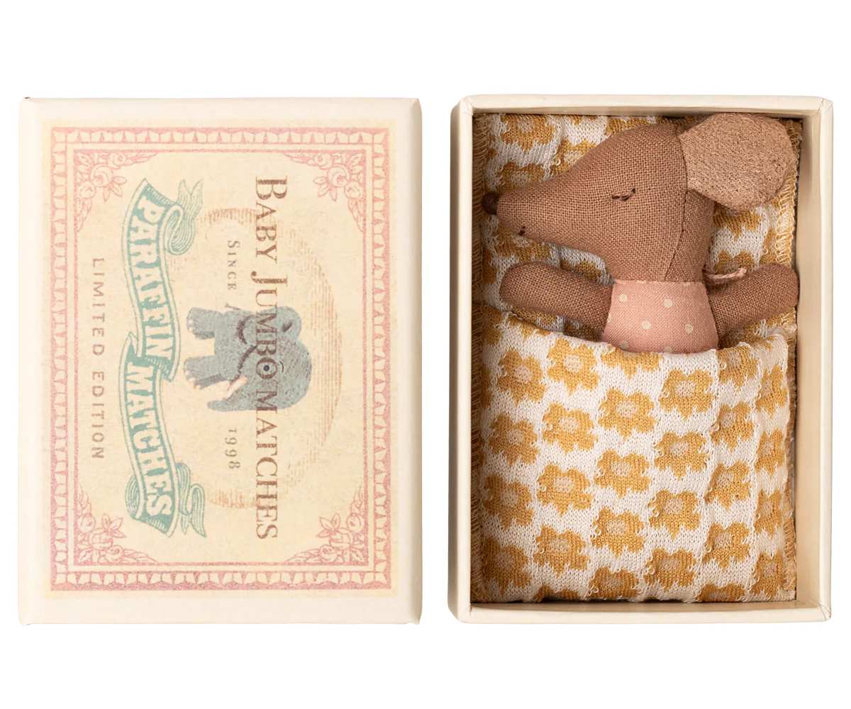 Maileg - Schläfrige Babymaus in Streichholzschachtel rosa