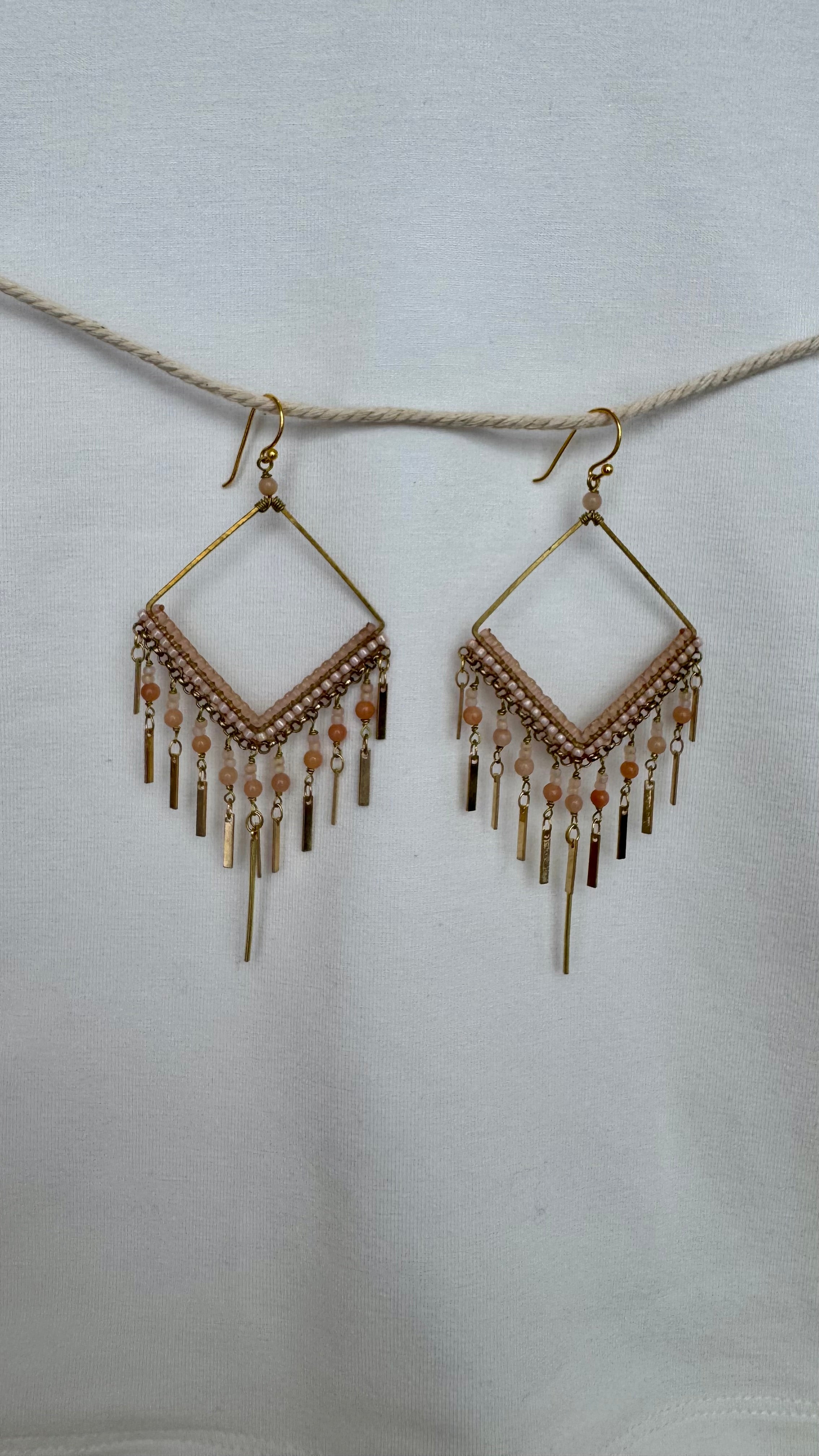 Sister Schmuck - handgefertigte Ohrringe Viereck beige
