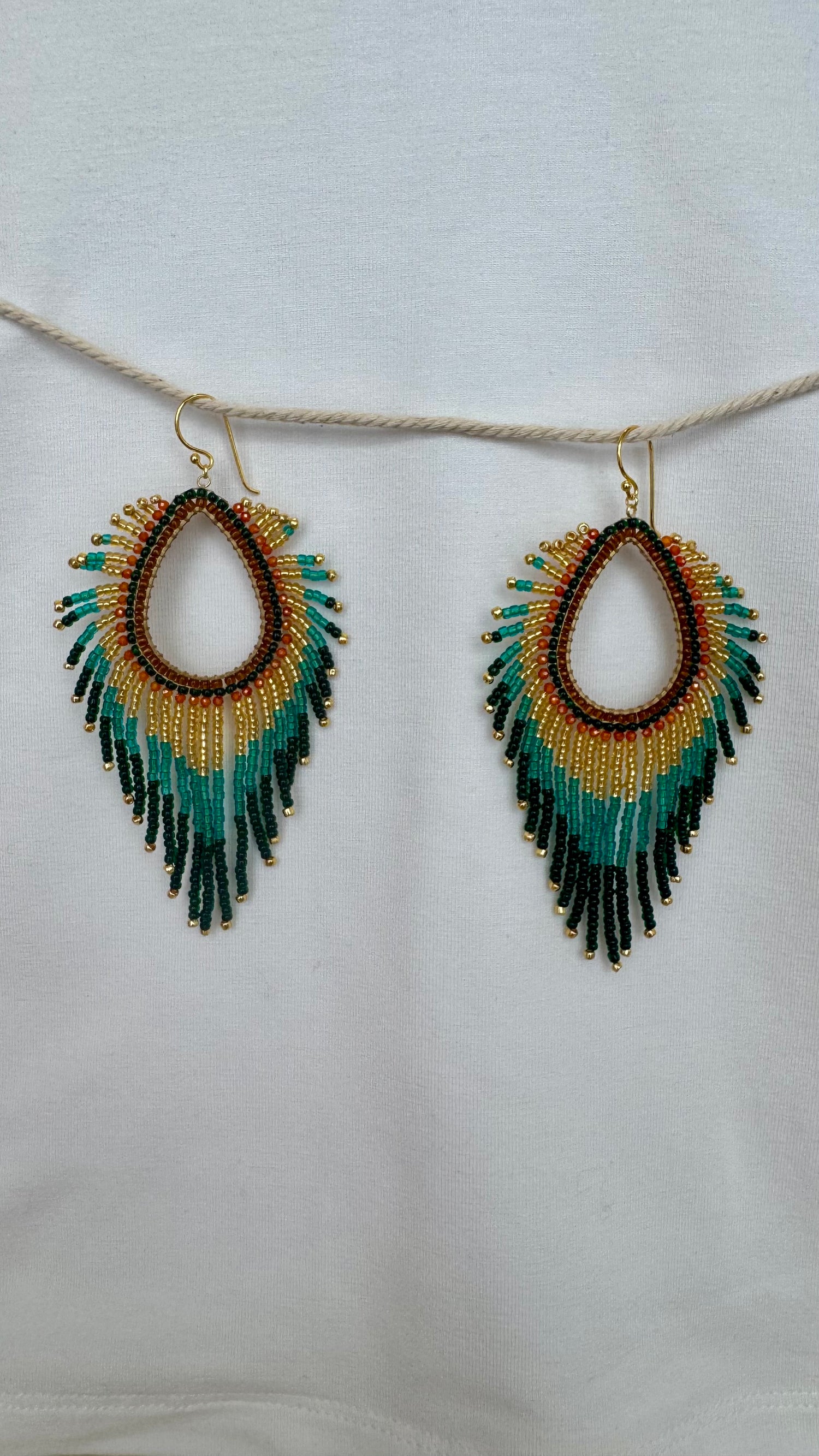 Sister Schmuck - handgefertigte Ohrringe Pfau gold-gruen