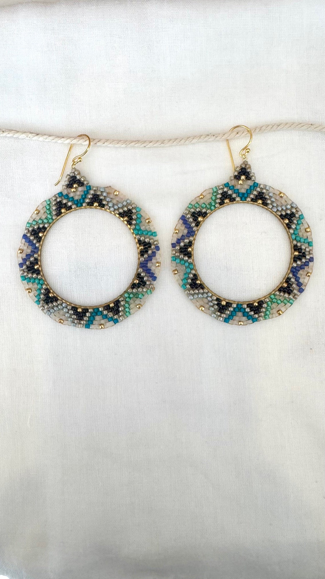 Sister Schmuck - handgefertigte runde Ohrringe natur-blau