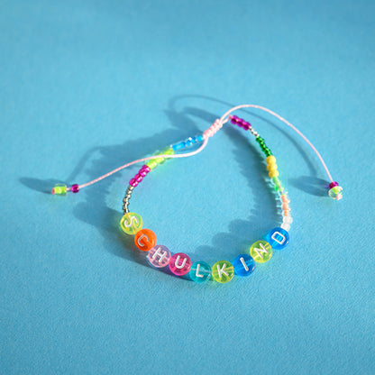 Ava &amp; Yves -Perlenarmband Schulkind in bunt mit Säckchen rosa