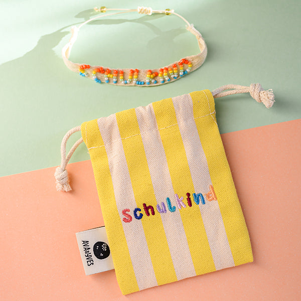 Ava &amp; Yves -Gewebtes Armband mit Stickerei Schulkind natur/gelb