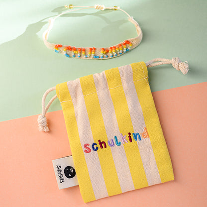 Ava &amp; Yves -Gewebtes Armband mit Stickerei Schulkind natur/gelb