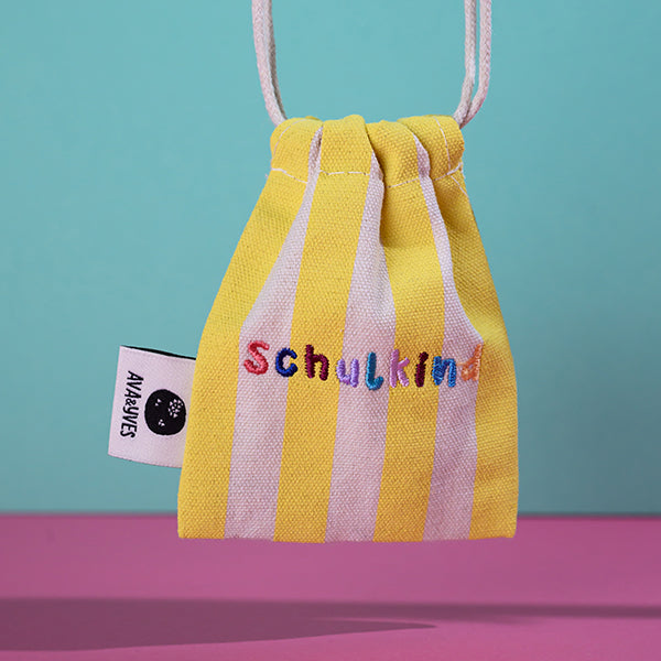 Ava &amp; Yves -Gewebtes Armband mit Stickerei Schulkind natur/gelb