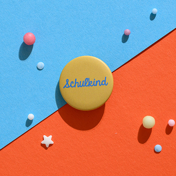 Ava &amp; Yves - Kinder Button Schulkind, blau, mit Hintergrund gelb