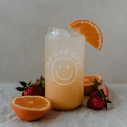 Mit den hohen Trinkgläsern von Eulenschnitt kommt richtiges Sommer-Feeling auf. Mit ihren großen Gute-Laune-Prints sind sie perfekt geeignet für selbstgemachte Limonaden, Eistees, deine Lieblings Sommer-Cocktails oder leckere Milchshakes.