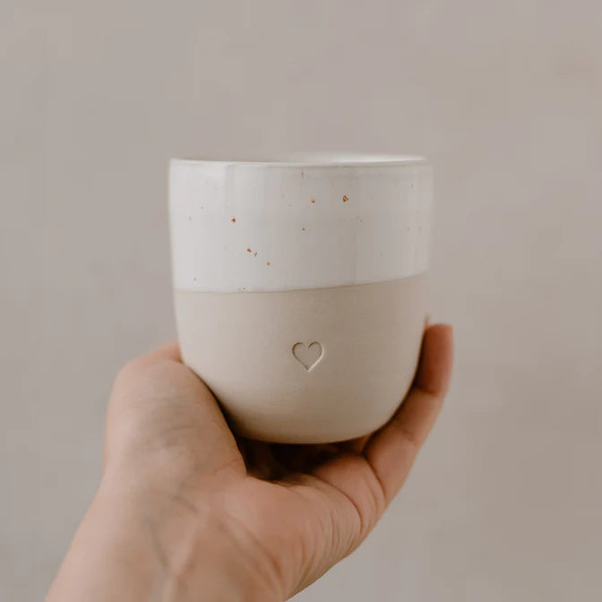Perfekt für jeden, der sich schon immer eine etwas kleinere Größe des beliebten Steingut Bechers Herz für seinen Cappuccino oder Flat White gewünscht hat!