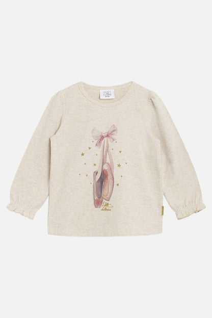 Langarm-T-Shirt aus weicher Baumwolle mit Ballettschuh-Print, der mit Tüll- und Glitzerdetails verziert ist. Das T-Shirt hat geraffte Schultern und elastische geraffte Handgelenke. Dieses Produkt ist von Enthält Bio-Baumwolle zertifiziert.