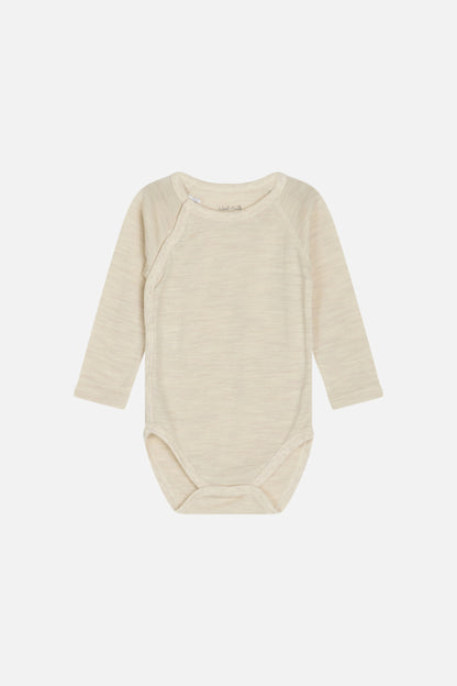  Langärmeliger Body aus weichem Stretch-Seiden-Woll-Mix von Hust &amp; Claire mit Wickeloptik auf der rechten Seite. Verschluss mit Knöpfen zwischen den Beinen.