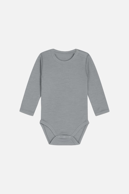 Einfarbiger Body aus weicher Stretch-Merinowolle von Hust &amp; Claire. Popper-Verschlüsse an der linken Schulter und zwischen den Beinen.