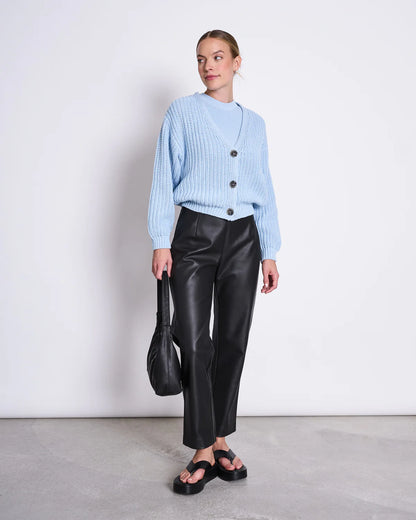 Treffen Sie unsere schöne LENA. Eine kurze, schwere Strickjacke mit großen Knöpfen und einem V-Ausschnitt. Großartig, um über Ihr Lieblings-Crop-Top und Ihre Lieblingsjeans zu werfen. Nun, großartig für jedes Outfit, um ehrlich zu sein.