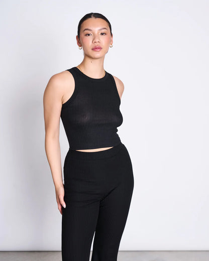 Machen Sie sich bereit, sich in unser neues Crop-Top PORTO zu verlieben!  PORTO besteht aus einem flexiblen und bequemen Tencel™-Rippengewebe, das sich perfekt an Ihre Körperform anpasst.