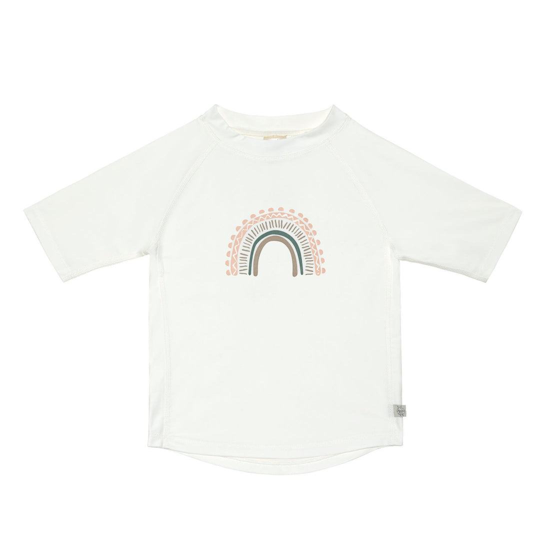 Das weiße, kurzärmelige Kinder UV Shirt mit UV-Schutz 60 kommt mit einem Regenbogen und extra weichem Stoff. Das atmungsaktive und schnelltrocknende Material sorgt für eine angenehme Passform und Badespaß.