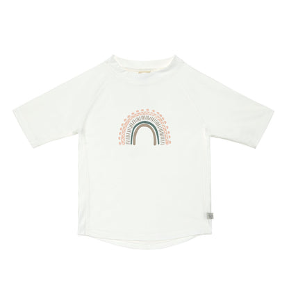 Das weiße, kurzärmelige Kinder UV Shirt mit UV-Schutz 60 kommt mit einem Regenbogen und extra weichem Stoff. Das atmungsaktive und schnelltrocknende Material sorgt für eine angenehme Passform und Badespaß.