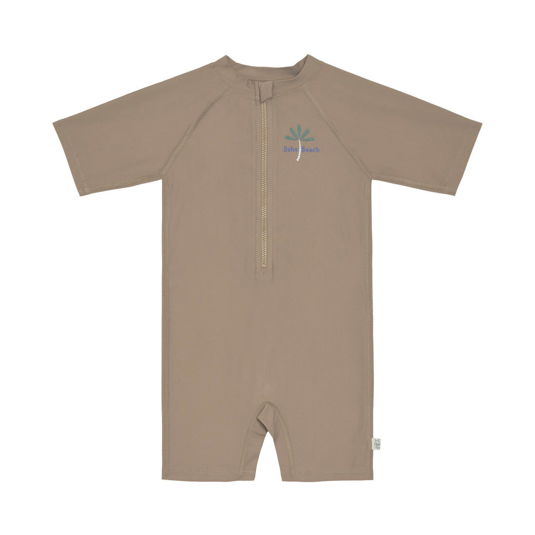 Der braune Kinder Kurzarm Schwimmanzug (UV Schutz 60) mit Kinnschutz, Flachnähten, durchgehenden Reißverschluss sowie atmungsaktivem und schnelltrocknendem Material sorgt für maximale Bewegungsfreiheit und Badespaß.