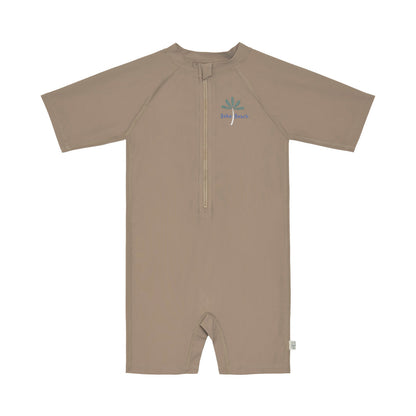 Der braune Kinder Kurzarm Schwimmanzug (UV Schutz 60) mit Kinnschutz, Flachnähten, durchgehenden Reißverschluss sowie atmungsaktivem und schnelltrocknendem Material sorgt für maximale Bewegungsfreiheit und Badespaß.