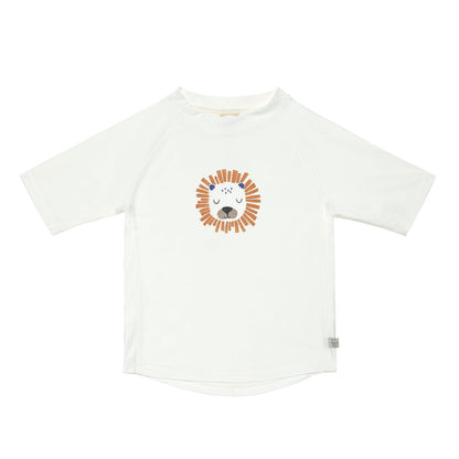 Das weiße, kurzärmelige Kinder UV Shirt mit UV-Schutz 60 kommt mit einem Löwen Print und extra weichem Stoff. Das atmungsaktive und schnelltrocknende Material sorgt für eine angenehme Passform und Badespaß.