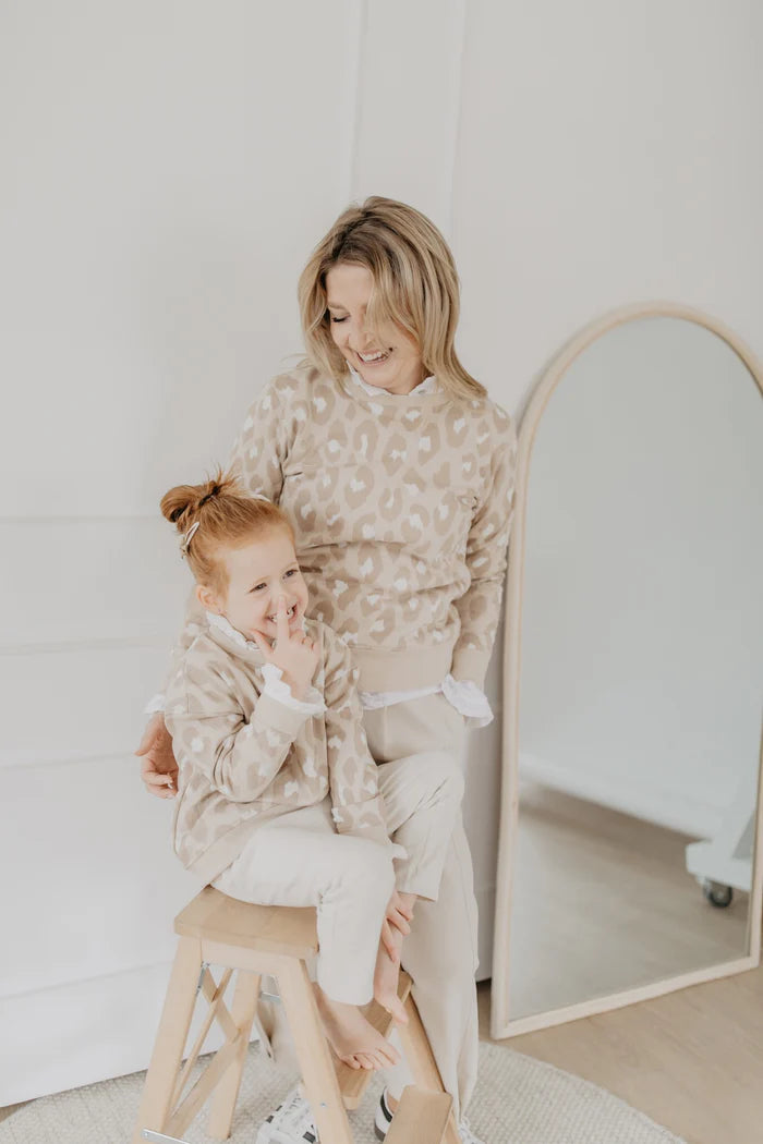 Leevje - Baby Sweatshirt Leo dunkel beige MINI &amp; ME