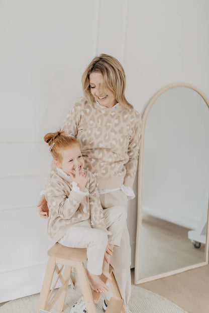 Leevje - Baby Sweatshirt Leo dunkel beige MINI &amp; ME