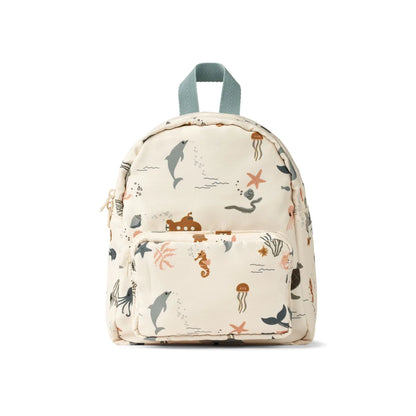 Der Allan Rucksack ist kompakt genug, damit dein Kind ihn tragen kann, aber geräumig genug, um alle wichtigen Dinge zu verstauen. 
