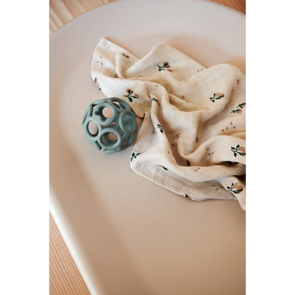 Swaddle von Liewood hergestellt aus hochwertigem Bio-Baumwollgarn und perfekt für eine Vielzahl von Anwendungen, vom Wickeln bis zum Stillen.