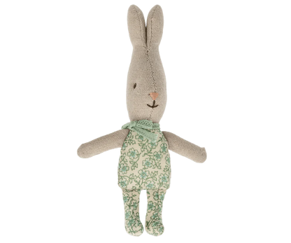 Das kleinste Mitglied unserer Kaninchenfamilie. Dieses Kaninchen passt zu allen Accessoires und Möbeln in MY Größe.
