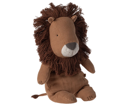 Der Löwe ist der neue Freund der Safari Friends. Er hat einen weichen Stoff mit einer schönen Mähne und vielen handgefertigten Details. Er sitzt sehr gut und gibt die beste Umarmung! Kombiniere ihn mit den anderen weichen Freunden
