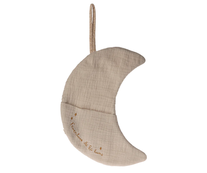 Wenn es Nacht wird, scheint der Mond und sorgt dafür, dass sich alle sicher fühlen. Dieser sanfte Mond ist die perfekte Deko im Kinderzimmer. Er hat eine kleine Tasche, in der die Zahnfee leben kann und eine schöne Stickerei auf der Vorderseite.