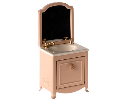 Ein sehr unverzichtbarer Gegenstand für das Badezimmer in jedem Mäusehaus. Er hat einen kleinen Schrank unter dem Waschbecken und natürlich auch einen Spiegel. Füge die Maileg-Toilette und die Badewanne hinzu, um das Spiel zu erweitern.