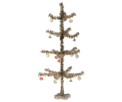 Ein kleiner Weihnachtsbaum, den Sie im Dezember überall in Ihrem Zuhause verwenden oder mit der klassischen Maileg Pixie-Kollektion mischen können.