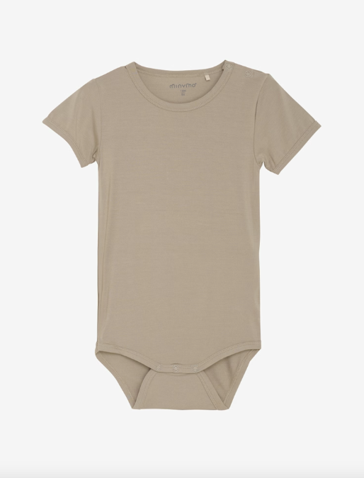 Einfarbiger, kurzärmliger Bodystocking aus weicher Bambusviskose&amp;nbsp; von Minymo.&amp;nbsp;